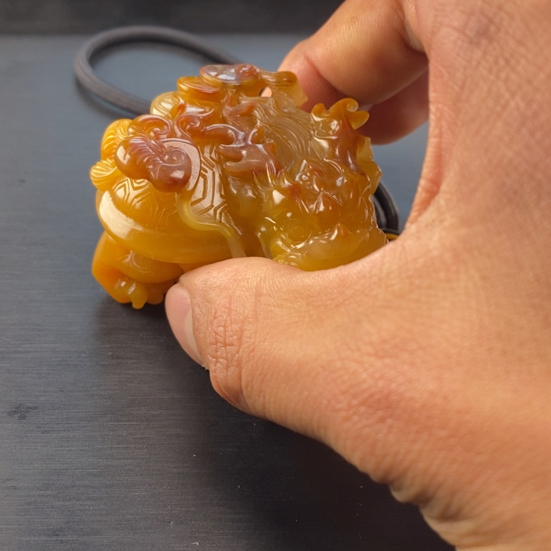 石英质玉（黄龙玉）未镶嵌颈饰