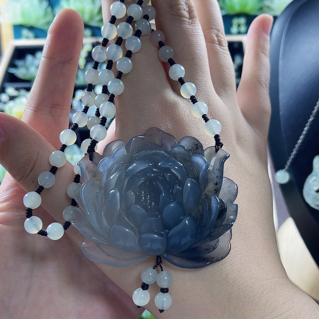 蛇纹石玉颈饰合金