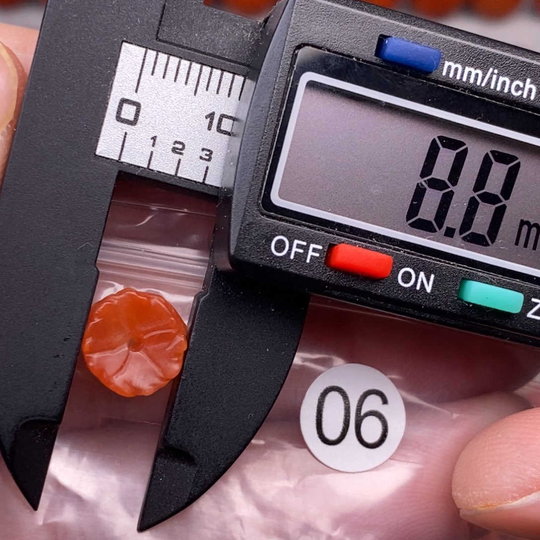 南红玛瑙未镶嵌配饰有瑕疵