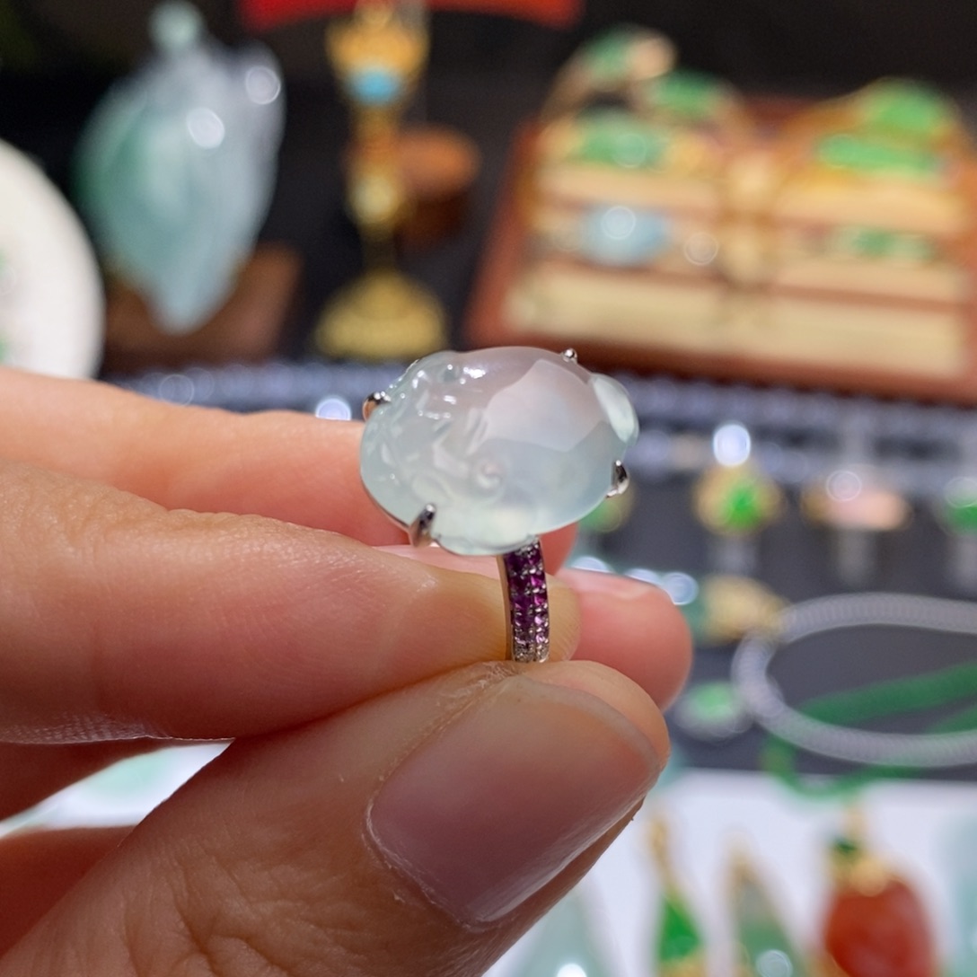 翡翠戒指18K金镶嵌戒指