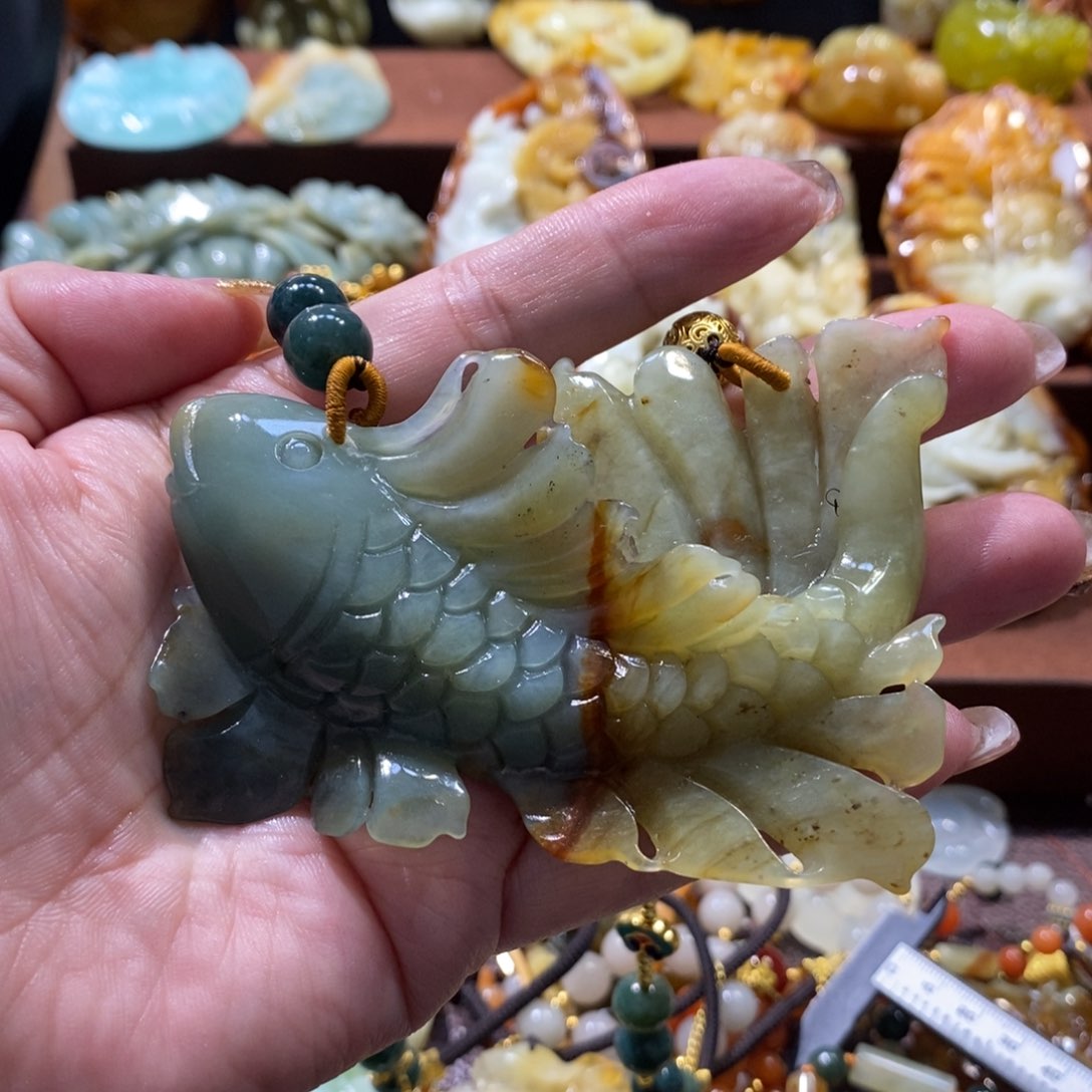 蛇纹石玉颈饰未镶嵌