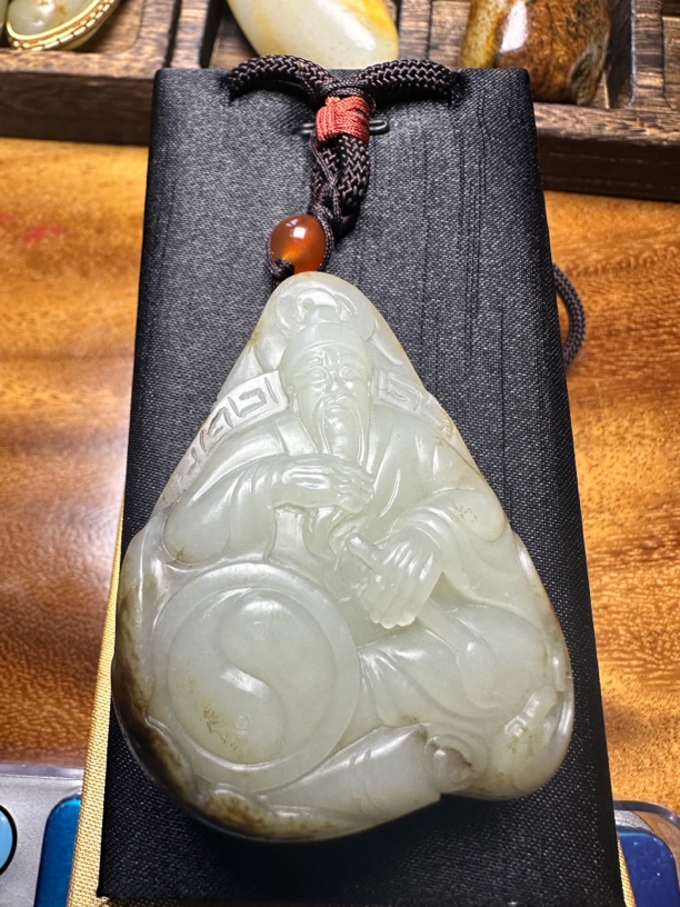 和田玉真皮真籽雕刻文财神比干92克