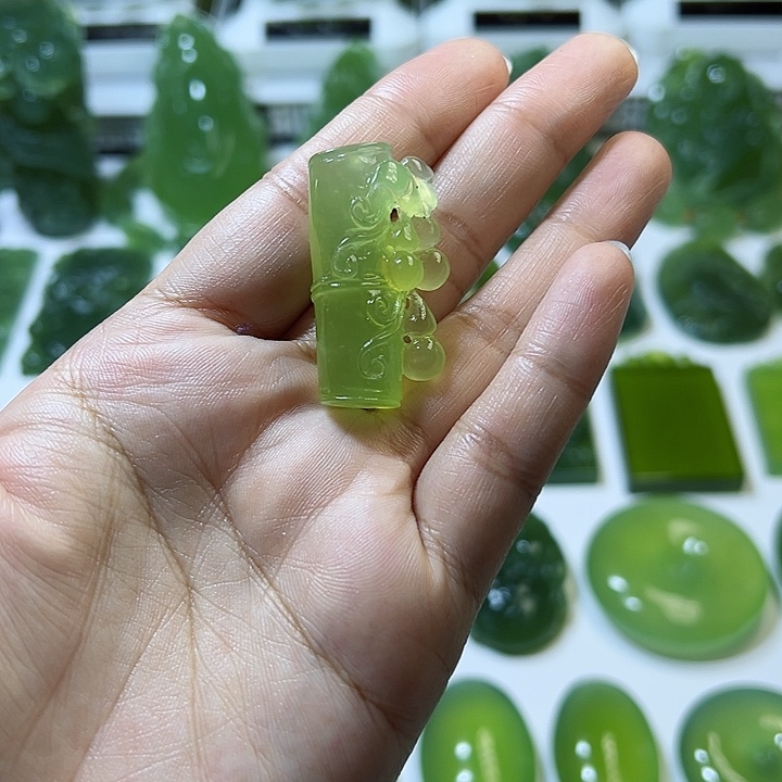 蛇纹石玉颈饰未镶嵌