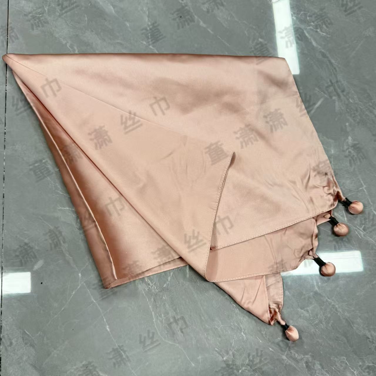 （粉色-小圆球款）缎面70*70左右方巾围巾