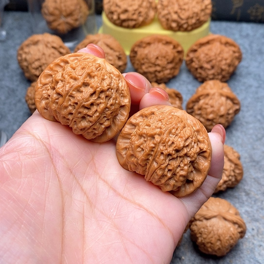 文玩核桃把件精品血麒麟41