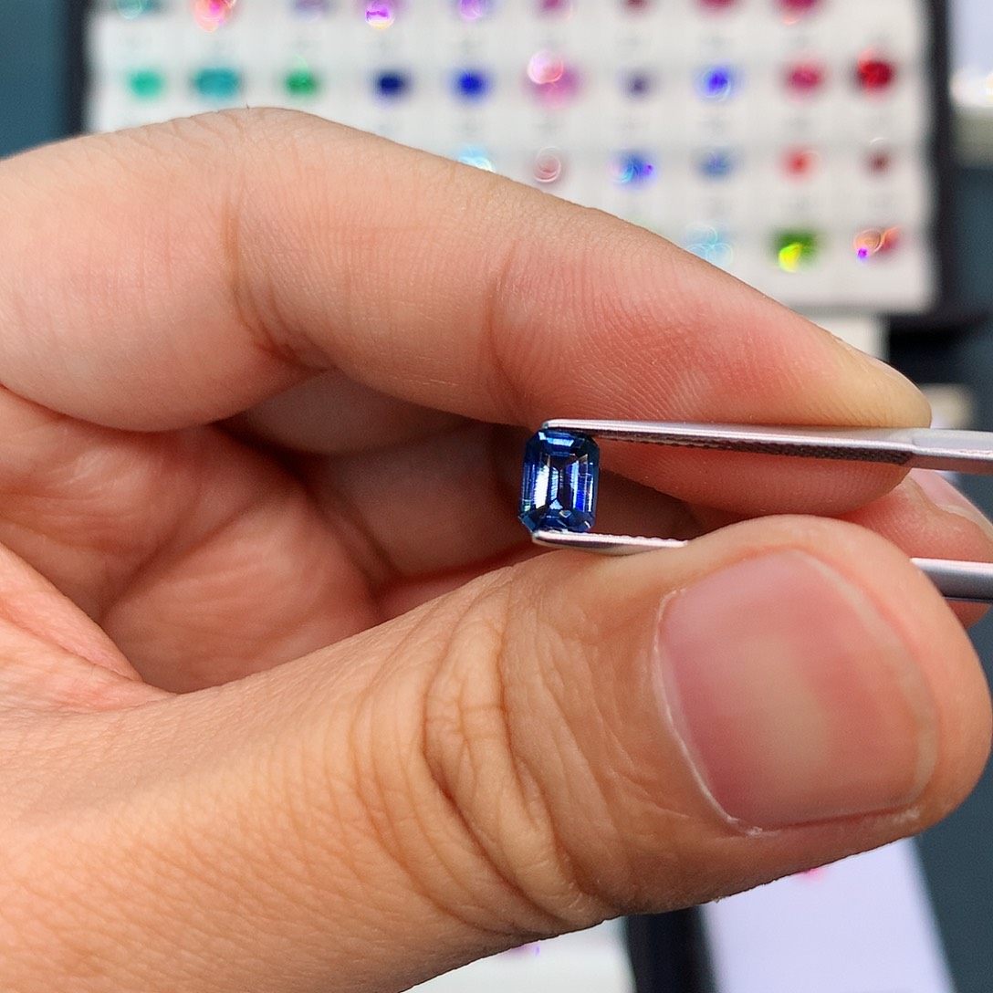 蓝宝石裸石未镶嵌73分孔雀蓝