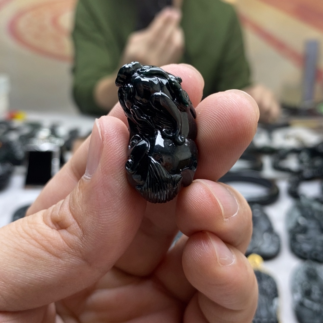 翡翠未镶嵌颈饰貔貅