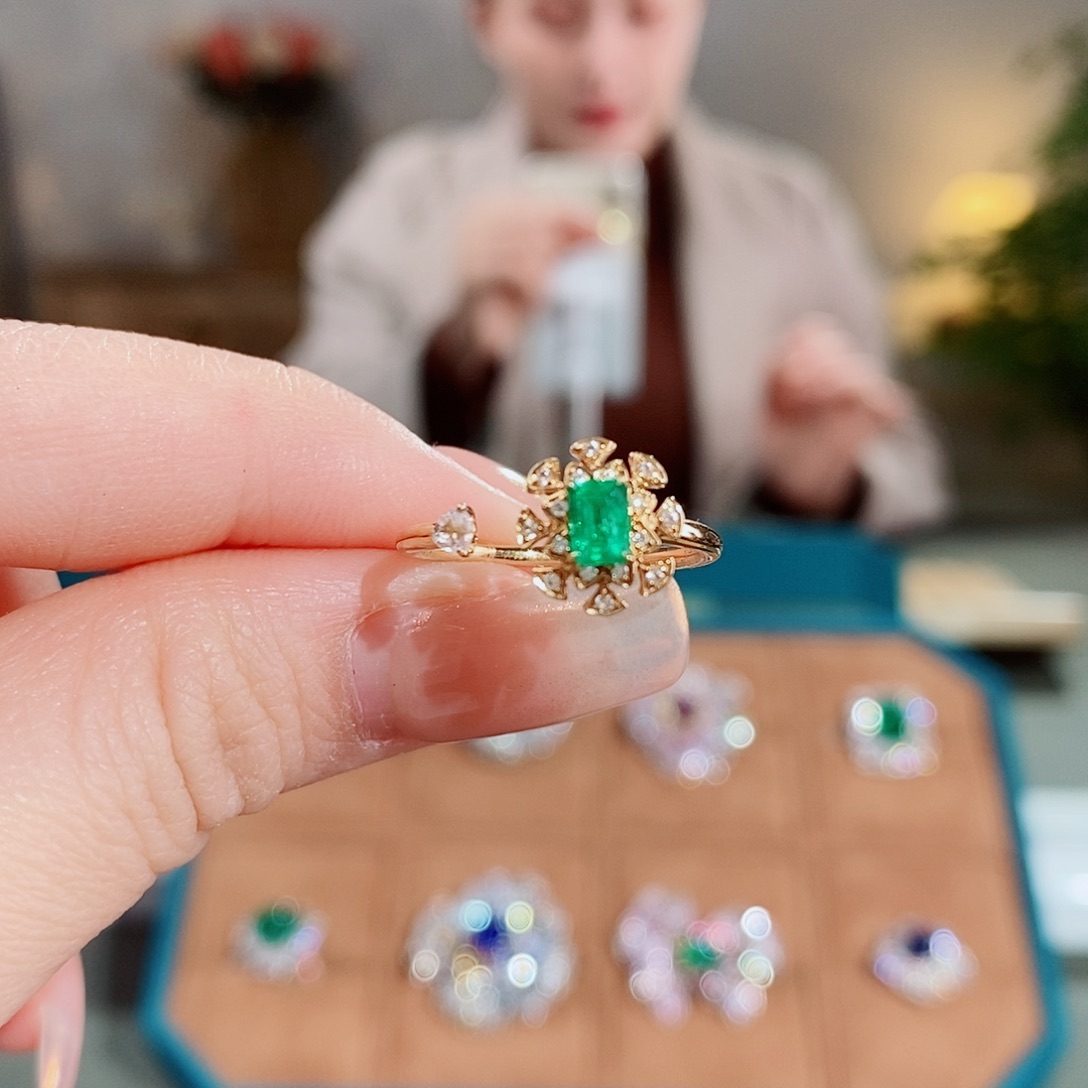 祖母绿戒指18K金镶嵌0.25ct潘杰希尔吉尔德