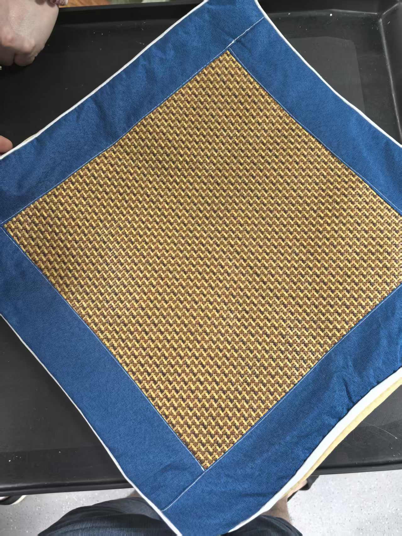 手工编藤条座垫一片