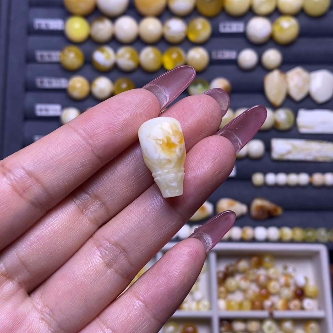 ᐝ***࿐蜜蜡未镶嵌珠宝奇石瓷白妖花三通（微瑕）21.5*11.7mm