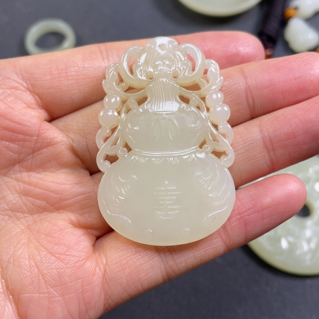 要***车和田玉未镶嵌颈饰