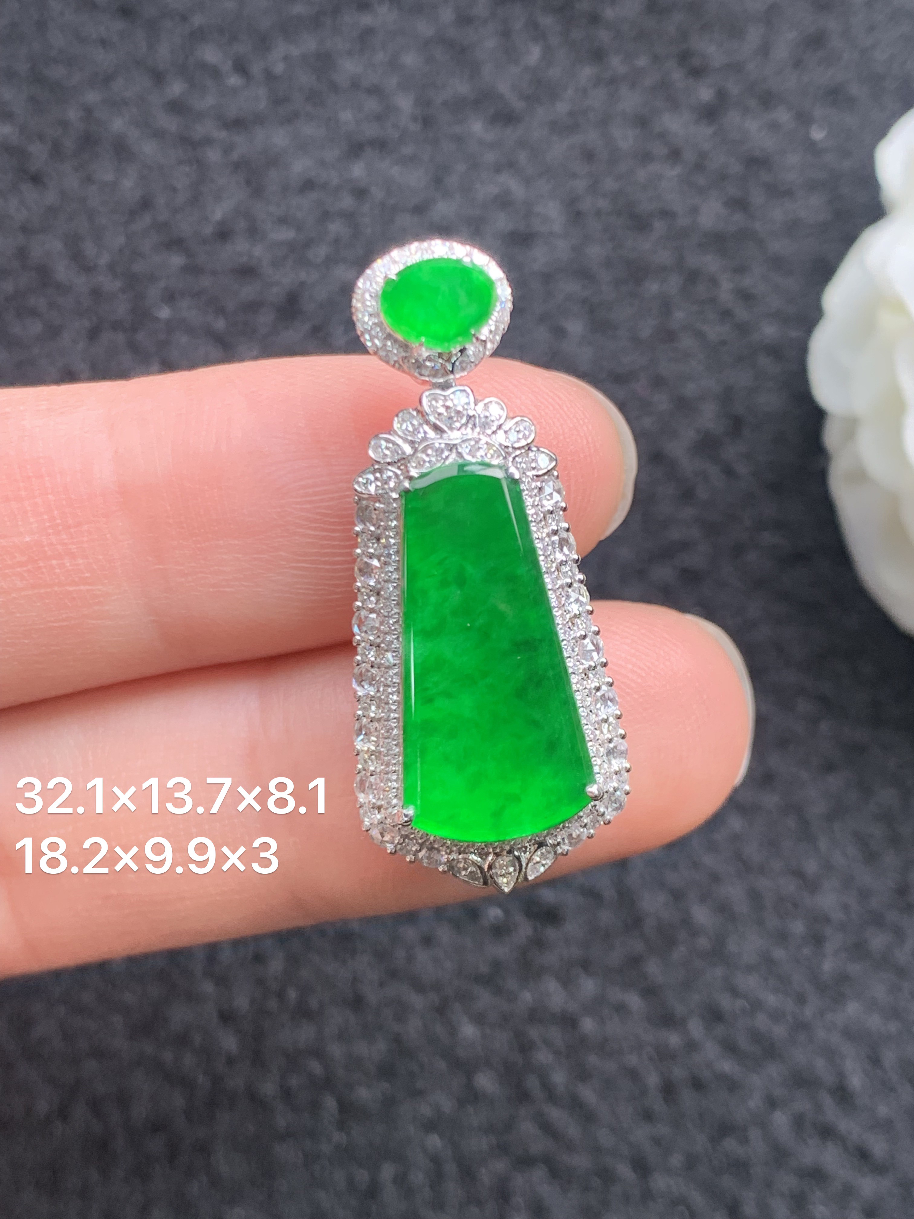 18K金镶嵌天然缅甸翡翠阳绿无事牌吊坠