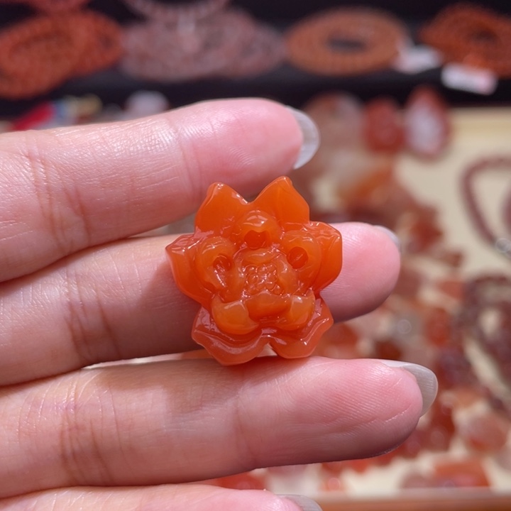 南红玛瑙莲花上下通孔未镶嵌507