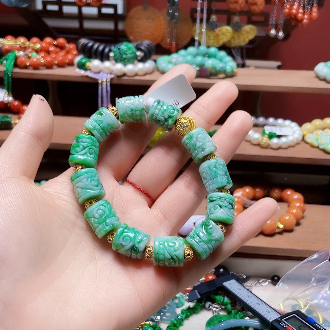 刘***一翡翠未镶嵌手链饰品