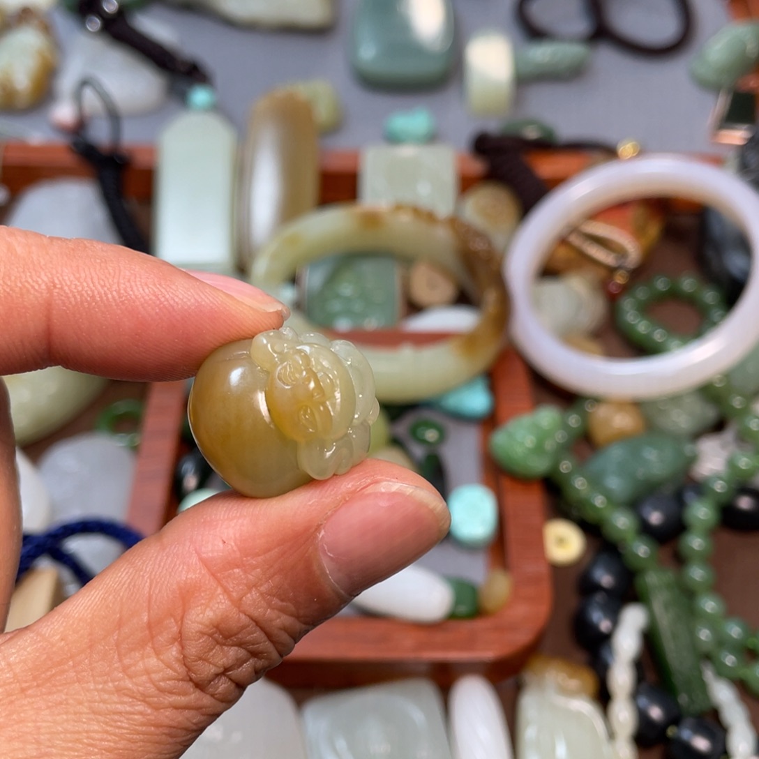 和田玉颈饰未镶嵌等****。