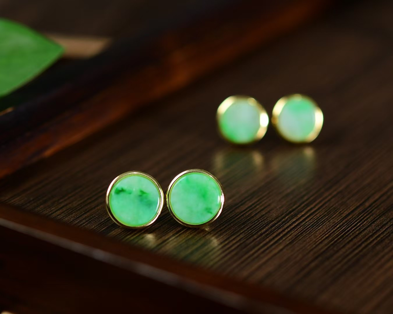 天然A货翡翠耳钉 色泽艳丽 种水十足 日常百搭 多样性发货，发其一