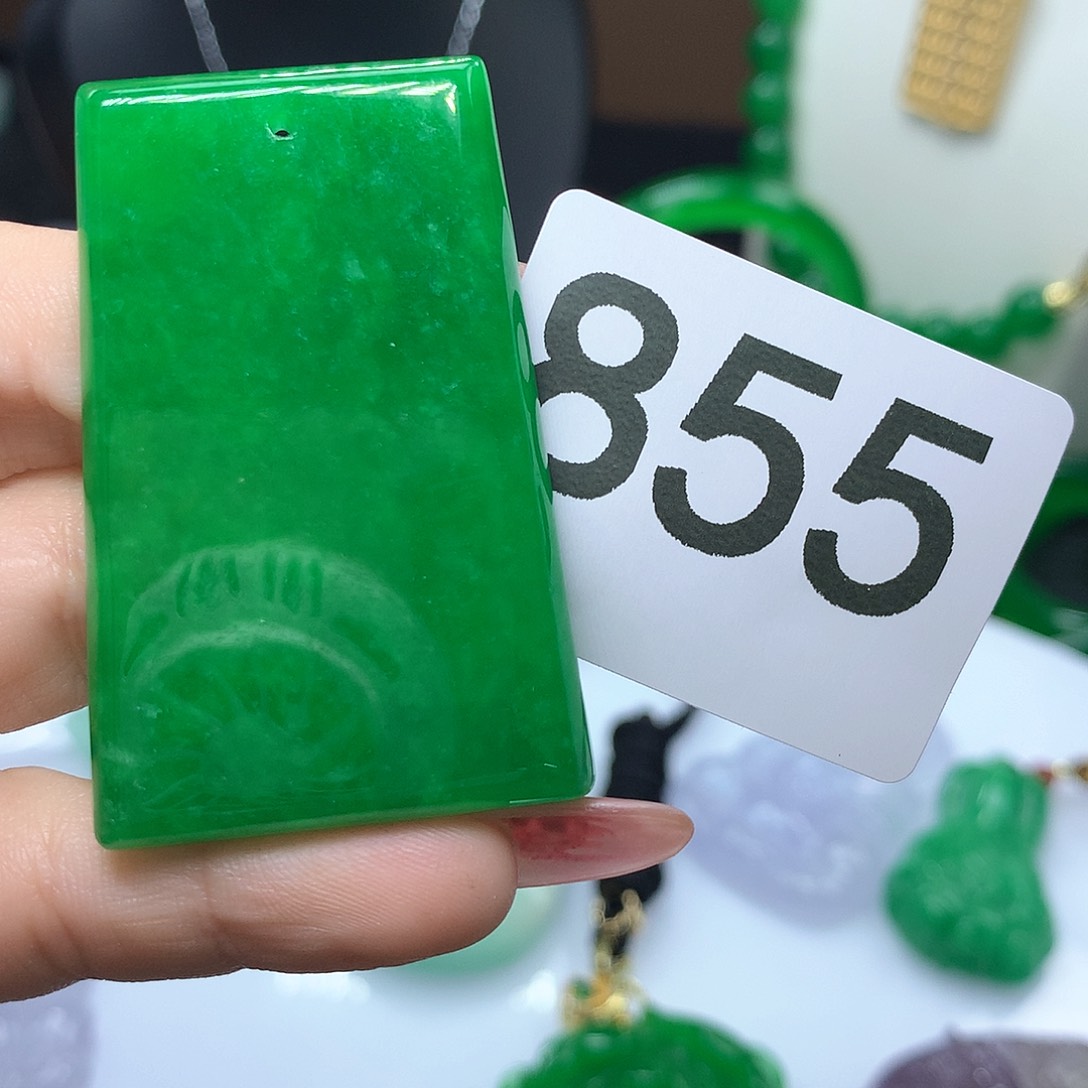 翡翠吊坠(赠链)未镶嵌