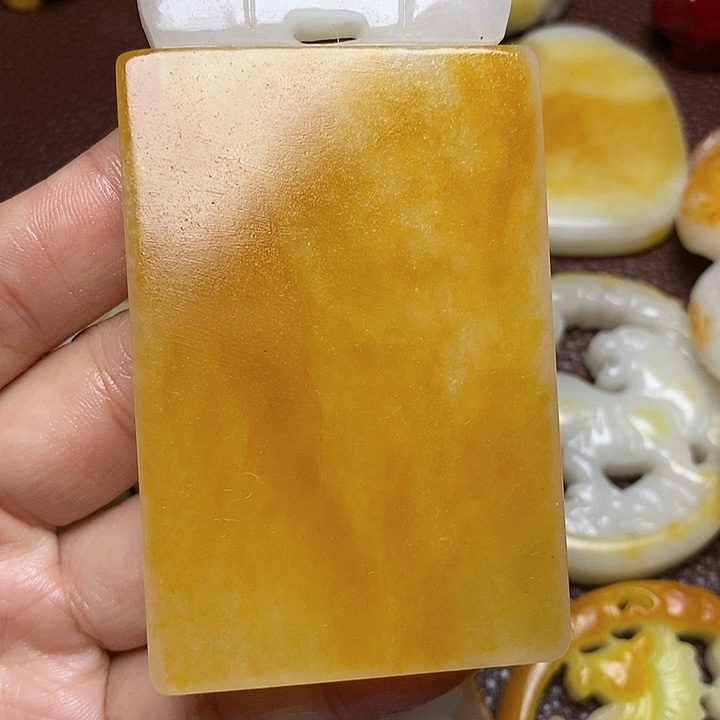 和田玉颈饰未镶嵌江****）