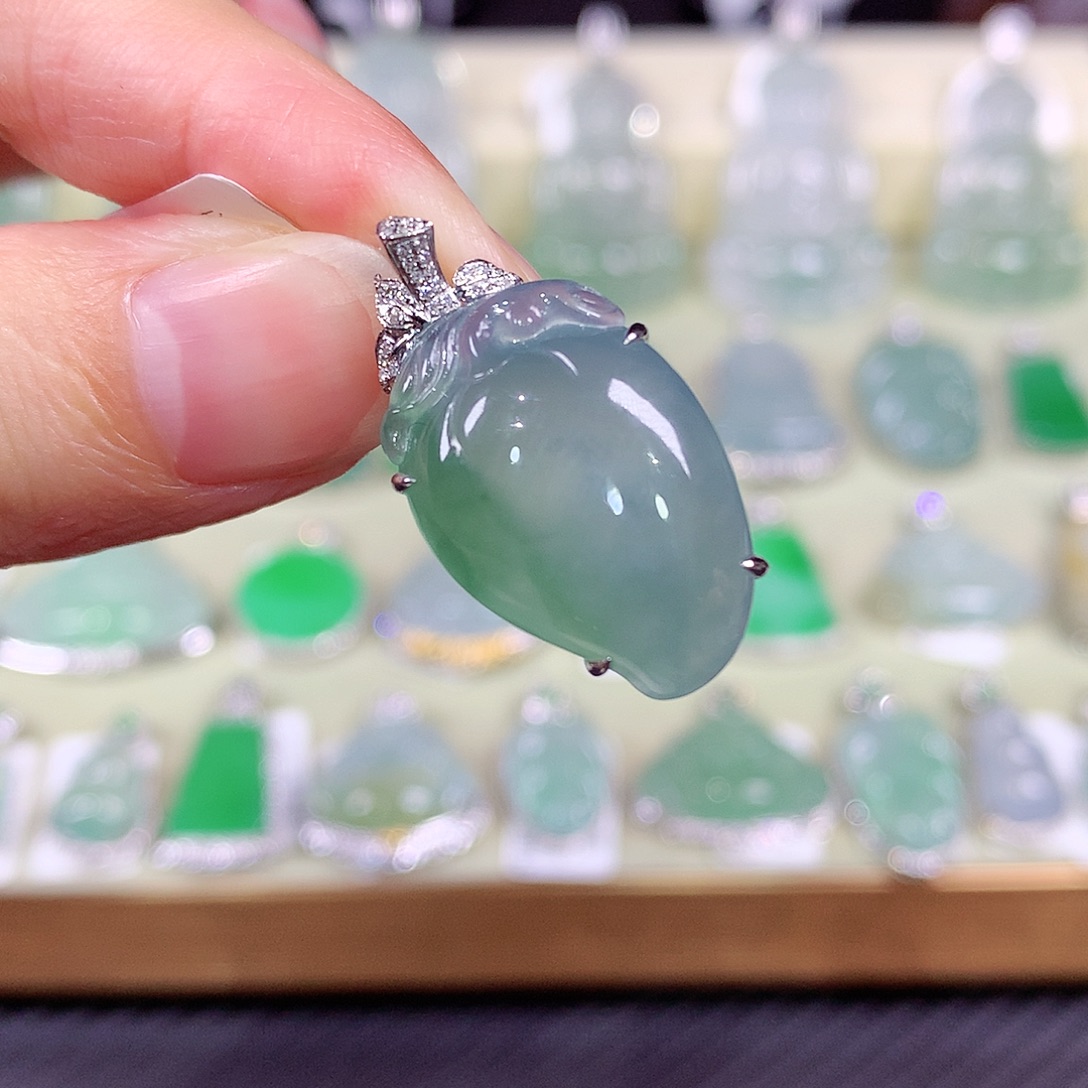 翡翠18K金镶嵌颈饰桃子