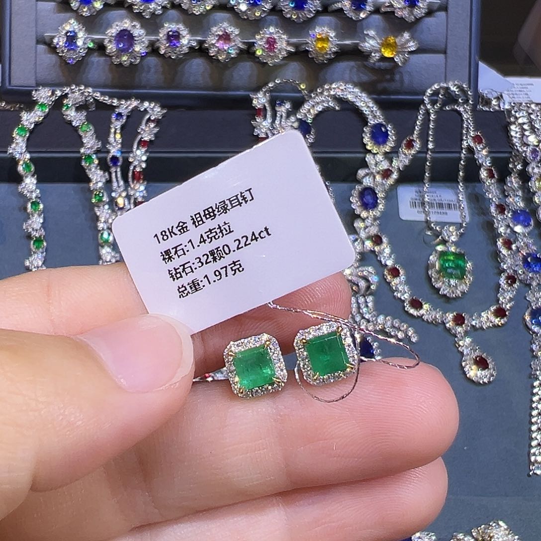 耳钉18K金镶嵌祖母绿