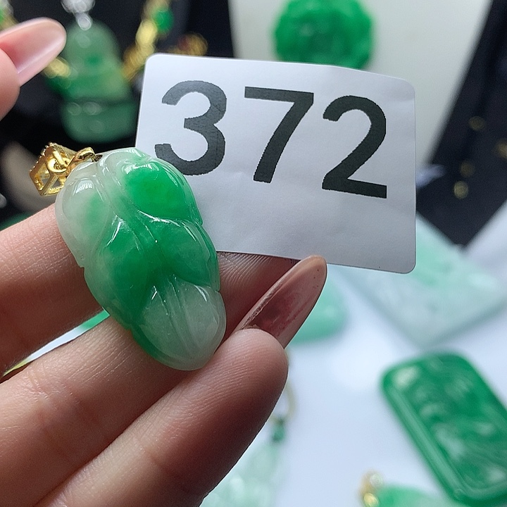 翡翠吊坠(赠链)未镶嵌