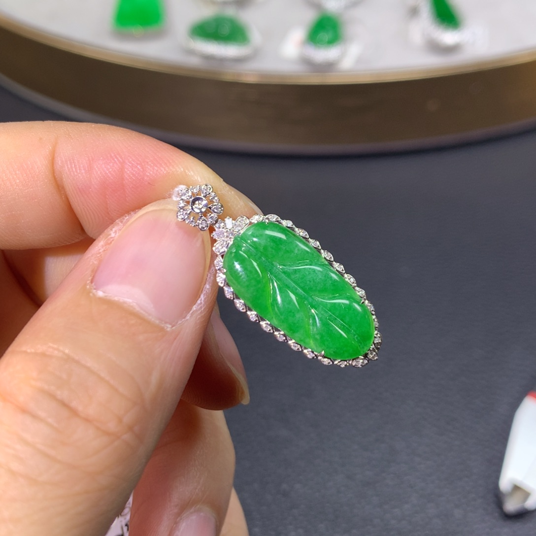 翡翠颈饰18K金镶嵌翡翠