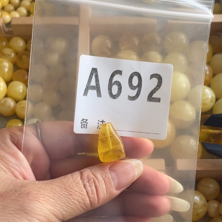 琥珀未镶嵌裸石微瑕12.5冰片