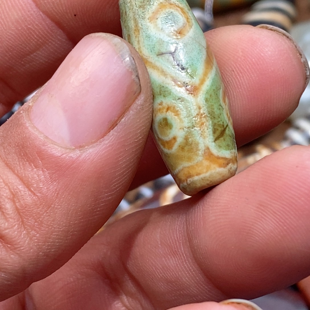 未镶嵌珠子的颜色是玛瑙/玉髓