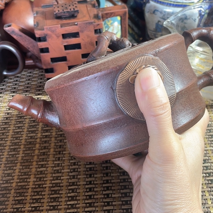 紫砂茶壶原矿泥料手工制作的一把紫砂壶