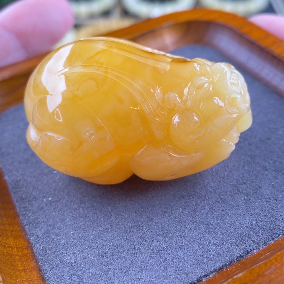 琥珀颈饰未镶嵌好****?