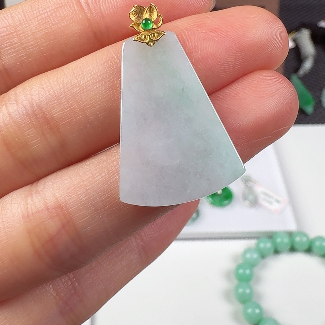 翡翠18K金镶嵌颈饰