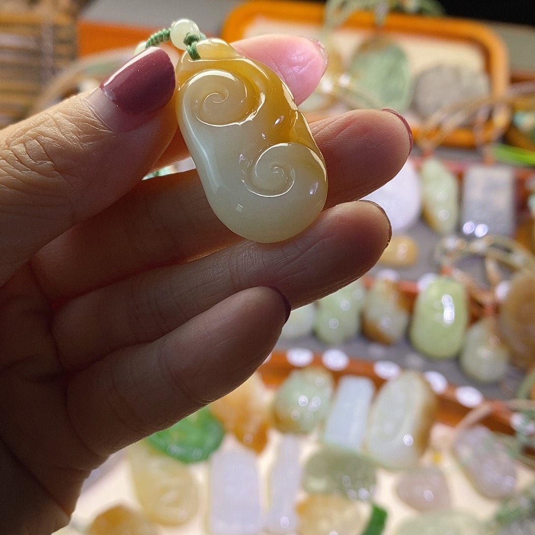 和田玉未镶嵌颈饰向**开