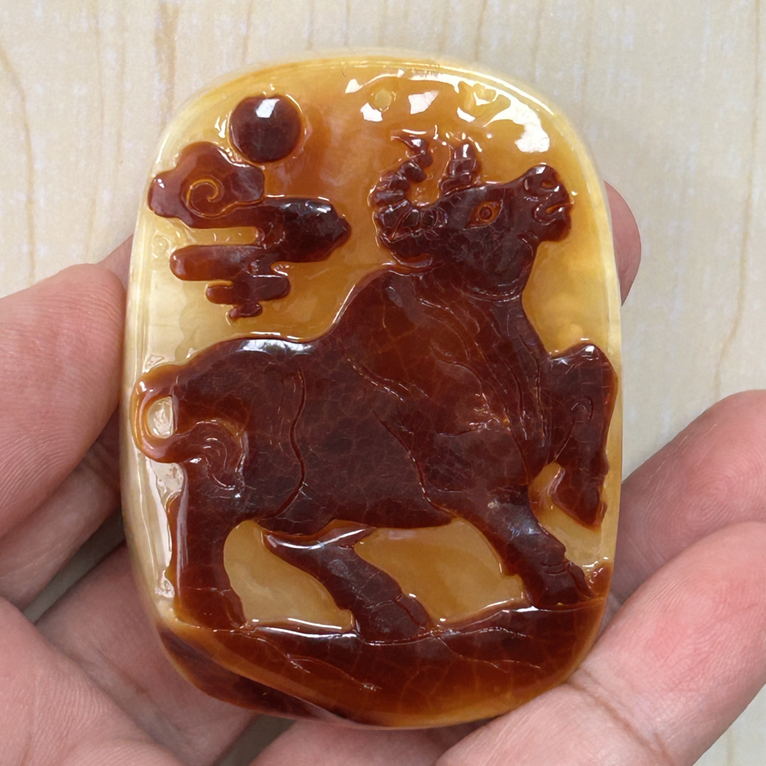 白花蜡牛雕刻件62x46x22加47.76克