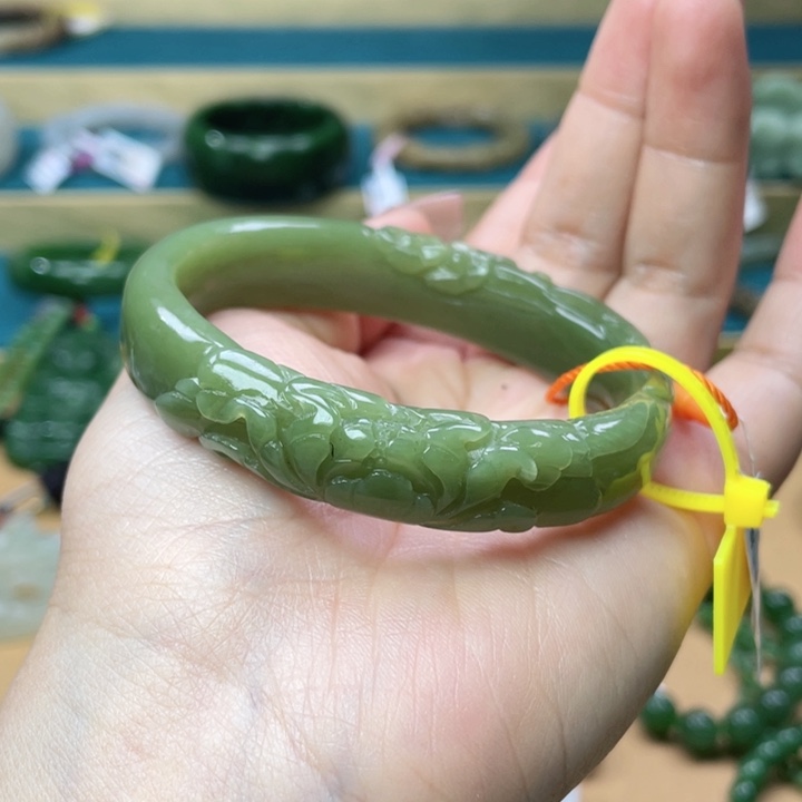 和田玉手镯57圈口。编号66贵妃镯未镶嵌