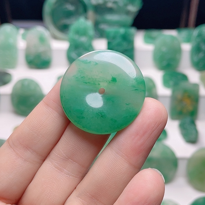 颈饰未镶嵌石英质玉