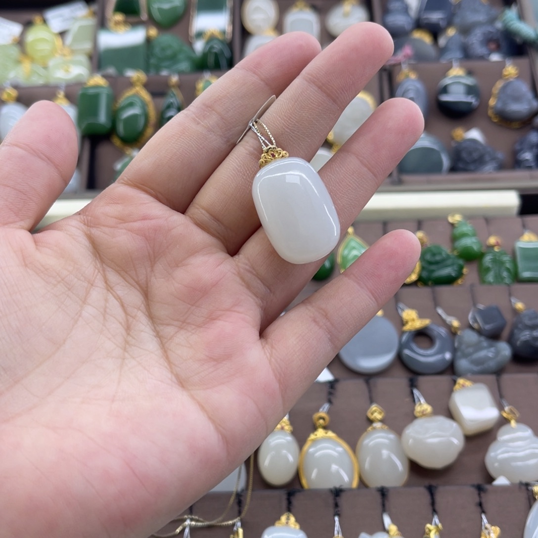 和田玉18K金镶嵌吊坠(赠链)