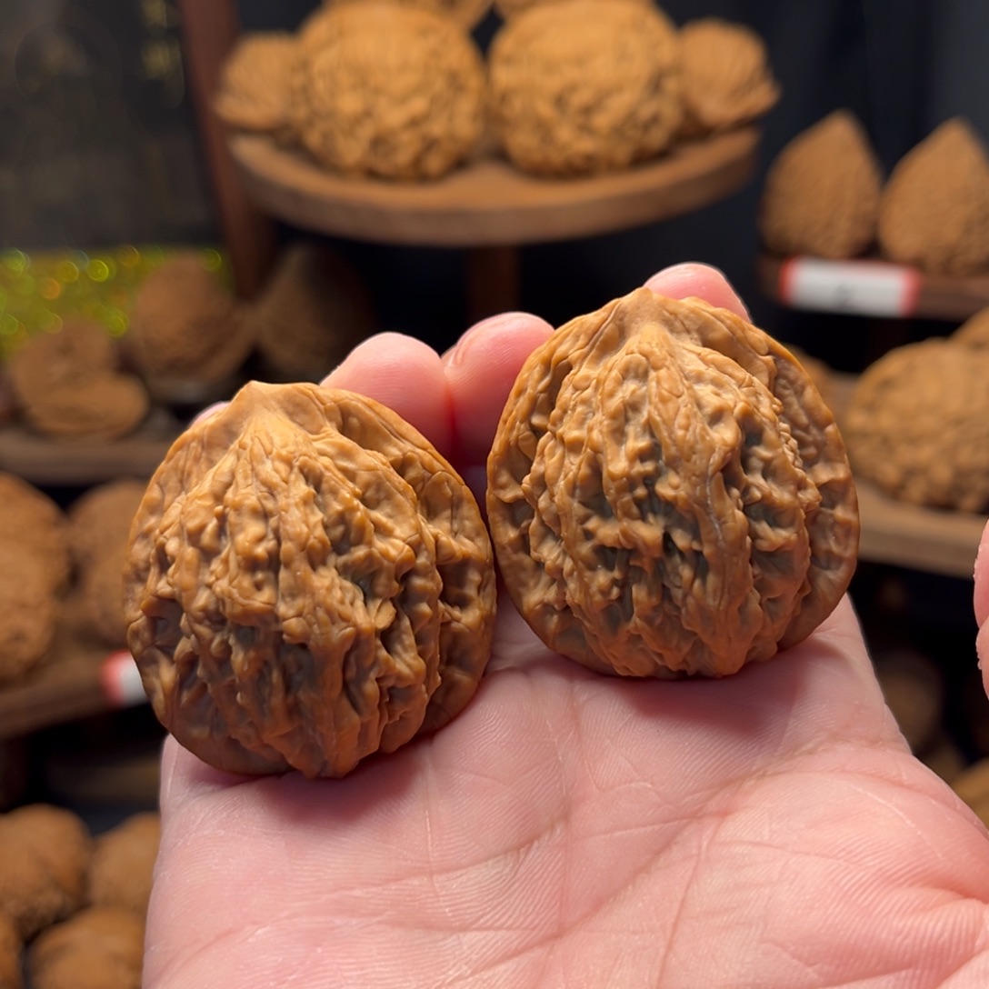 文玩核桃吊坠虎头