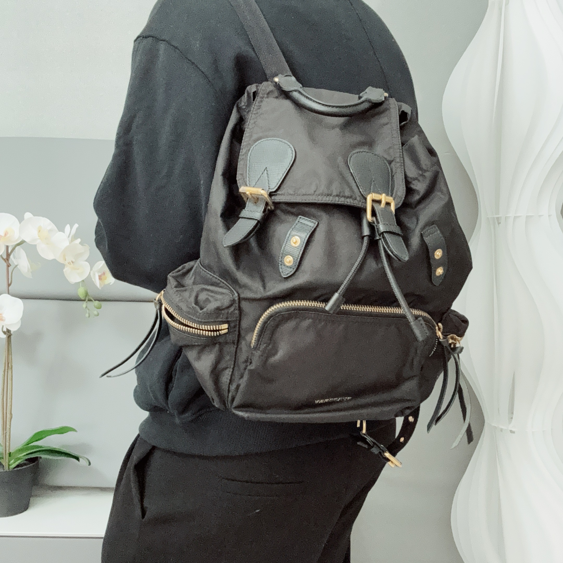 95新 BURBERRY/博柏利 【冰】黑色降落伞双肩包