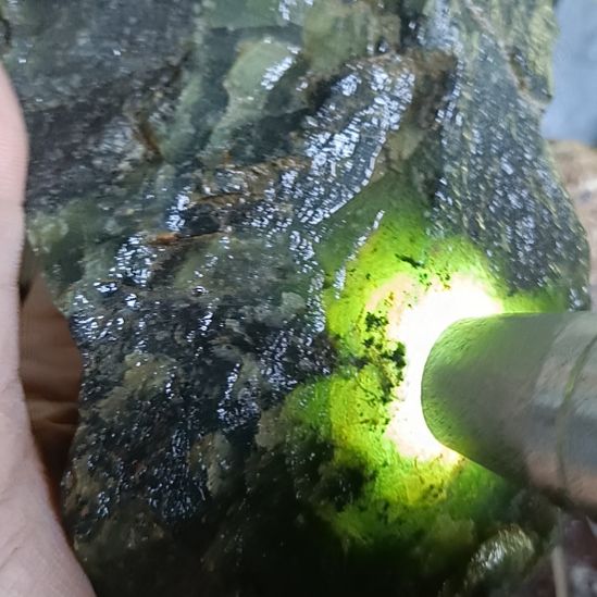未镶嵌蛇纹石玉珠宝奇石