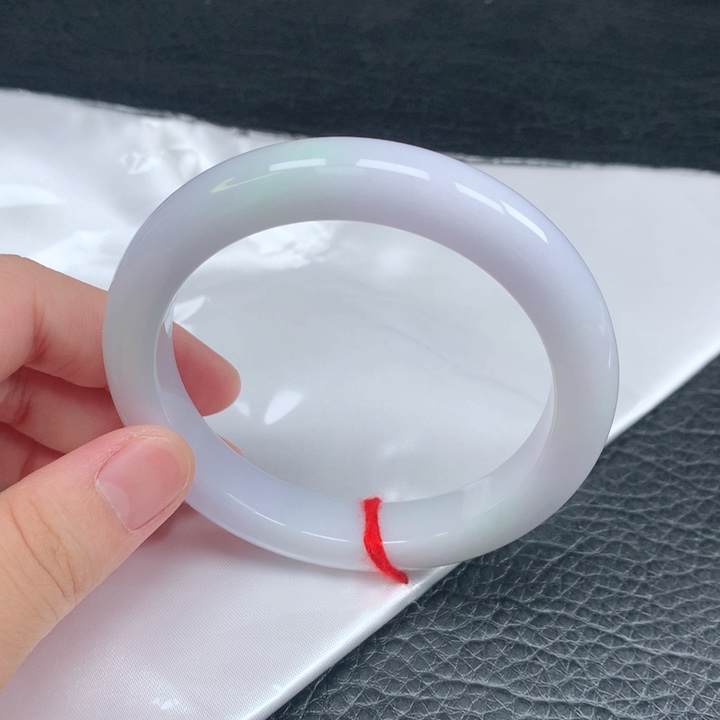 翡翠手镯未镶嵌。