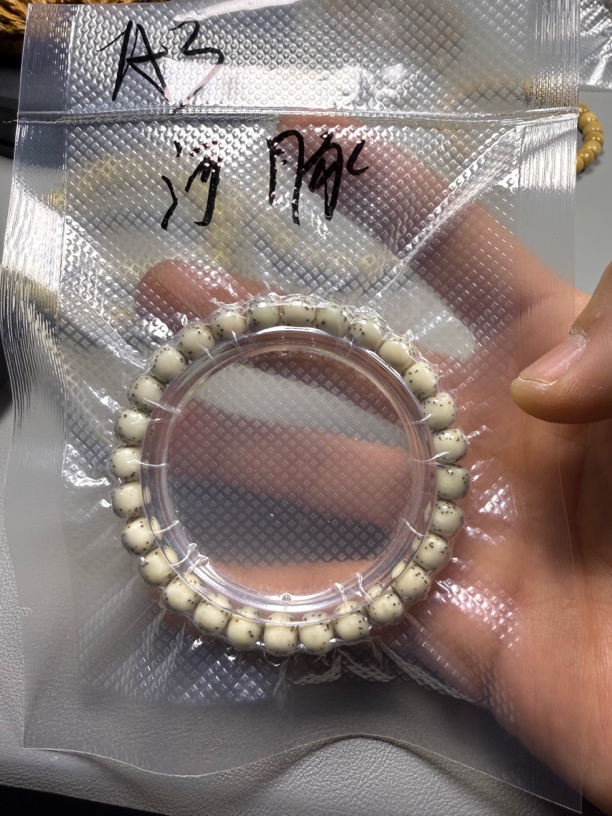 星月菩提手串8×7骨瓷白河豚