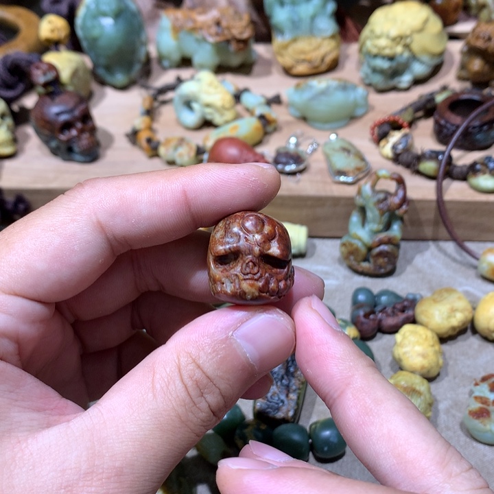 未镶嵌岫岩河磨玉（透闪石质玉）挂件