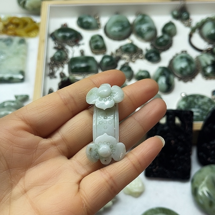 透闪石-蛇纹石玉未镶嵌颈饰