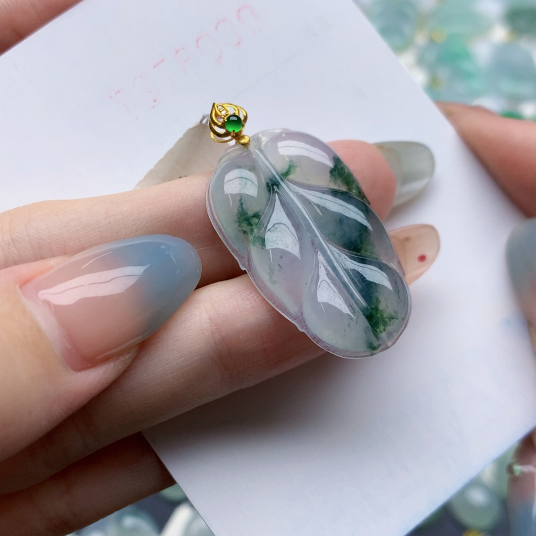 翡翠18K金镶嵌颈饰叶子