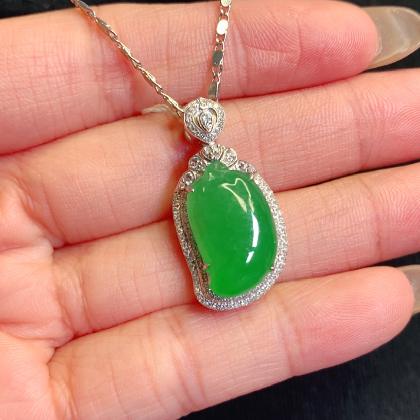 【闪购商品】颈饰18K金镶嵌翡翠福瓜