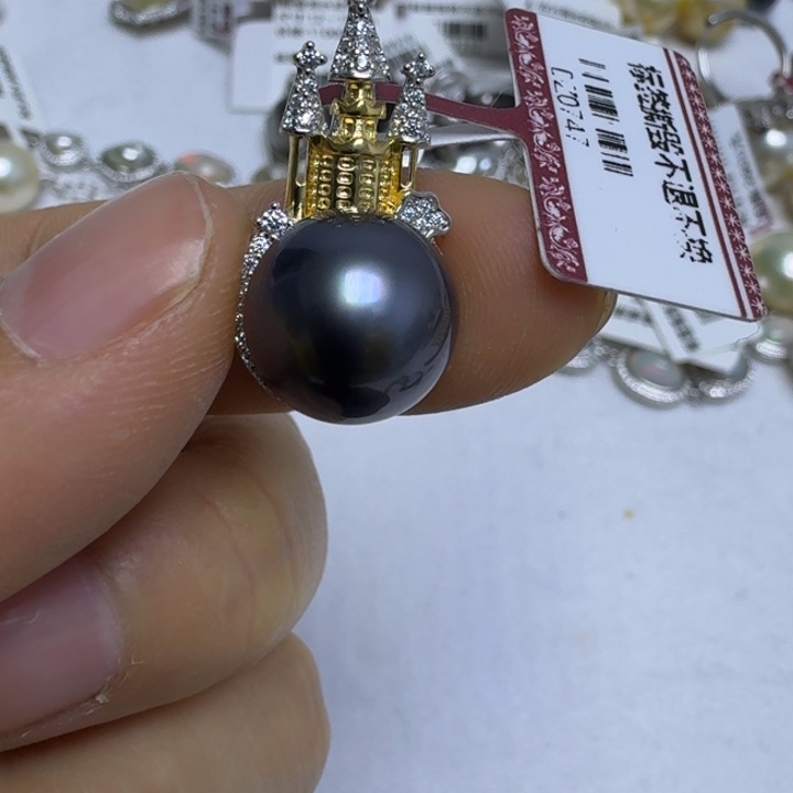 小***在颈饰海水珍珠未镶嵌