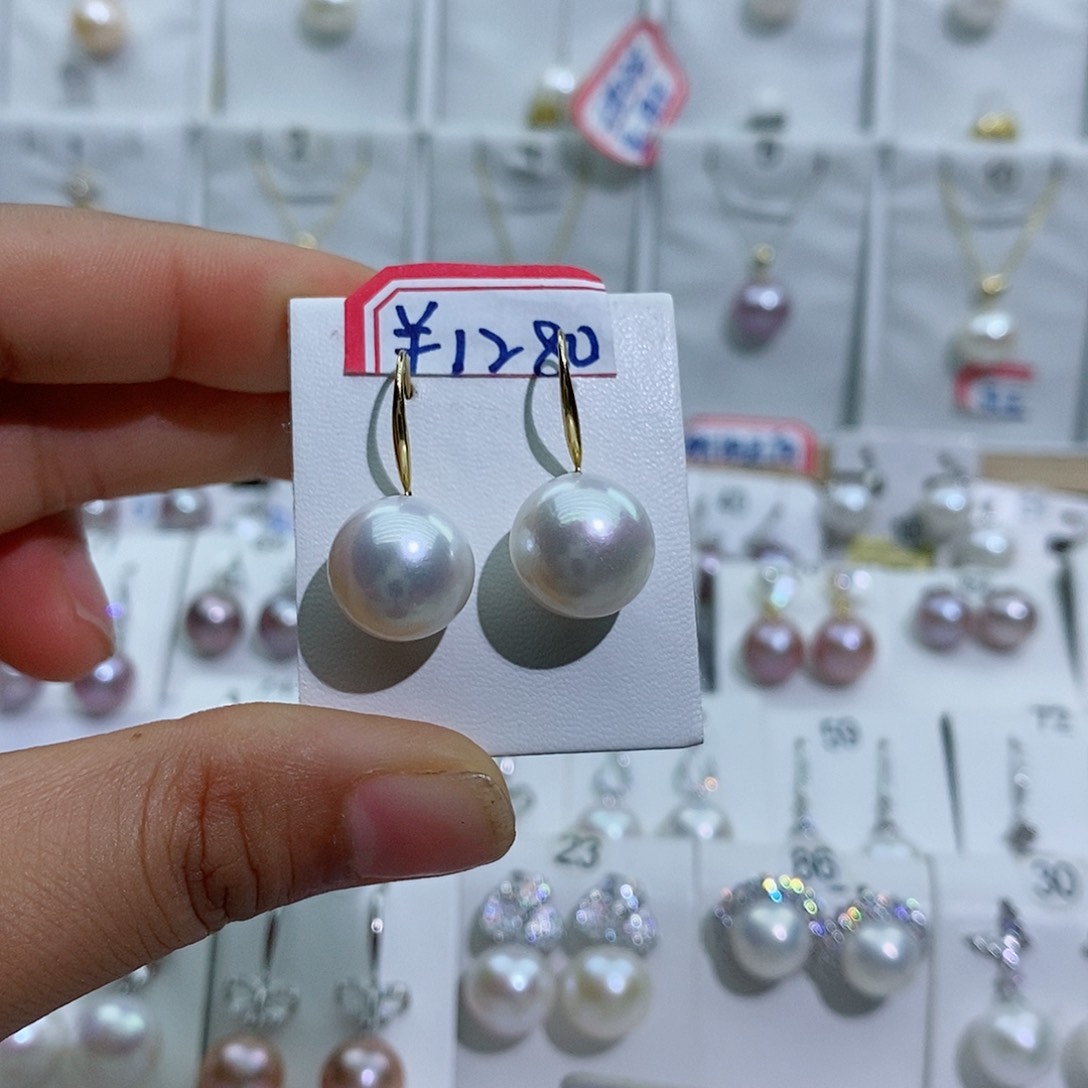 18K金镶嵌淡水珍珠耳饰点**果