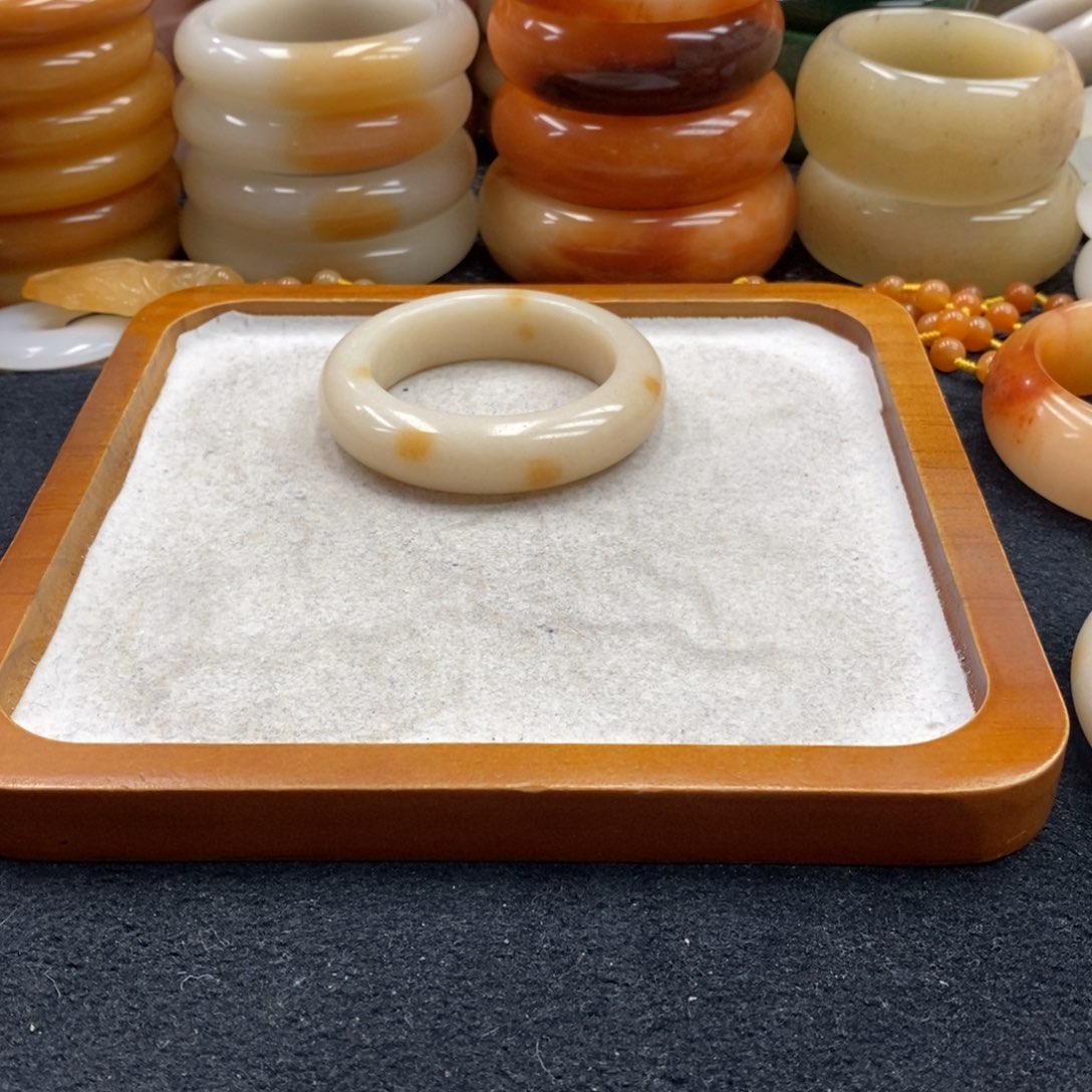 只***市石英岩玉未镶嵌手镯（圆镯）