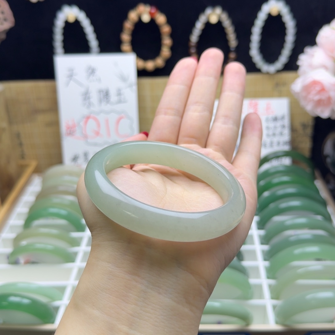 未镶嵌石英质玉手镯