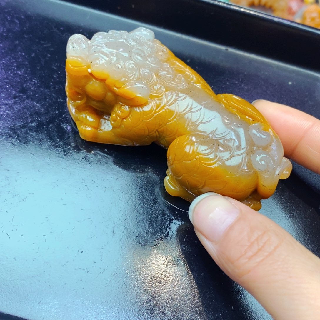 未镶嵌石英质玉（黄龙玉）颈饰